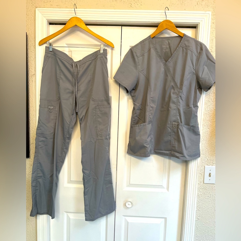 Cherokee Scrub set. Light grey. Size Large